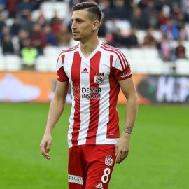 Fenerbahçe, Mert Hakan'dan vazgeçmiyor