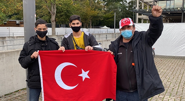 Almanya’daki Türk taraftarlardan A Milli Takım’a destek