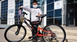 Bisikleti ezilen Utku'ya Bakan Kasapoğlu'dan bisiklet hediyesi