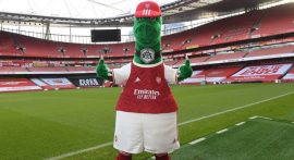 Arsenal'ın maskotu Gunnersaurus geri döndü