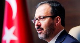 Bakan Kasapoğlu'ndan milli yüzücü Emre Sakçı'ya tebrik