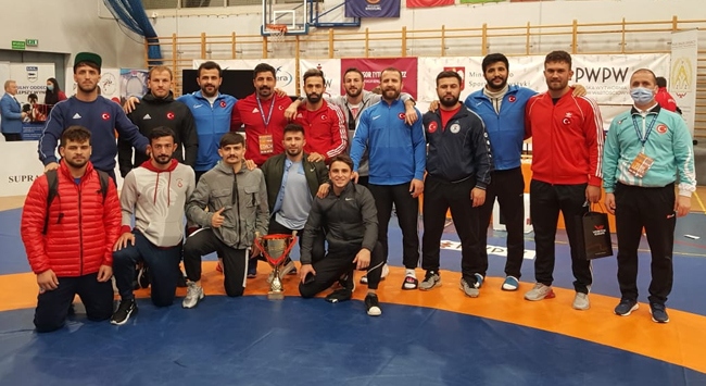 Milli güreşçiler Polonya’da şampiyon oldu