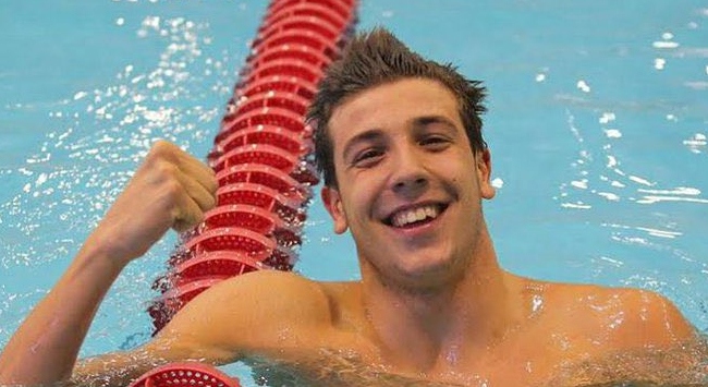 Milli yüzücü Emre Sakçı rekorlarla adından söz ettiriyor
