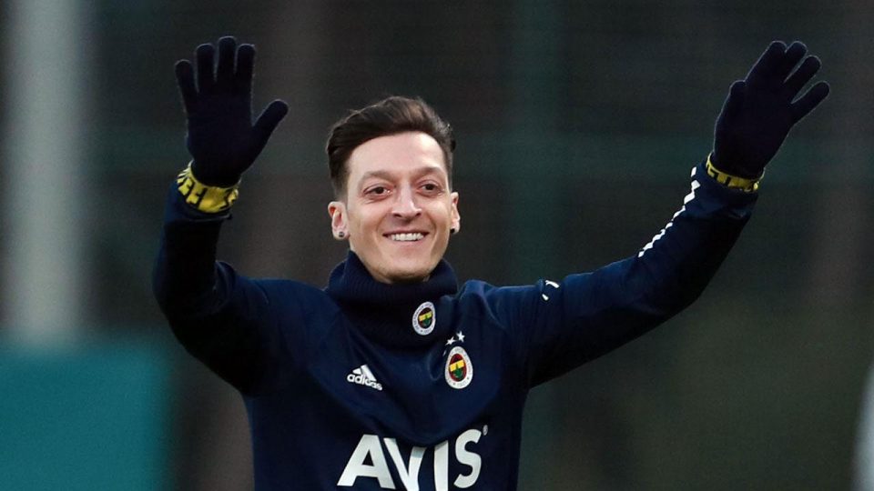 Mesut Özil Fenerbahçe’ye imza attı