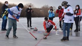 Milli curlingciler köy çocukları ile Kars Çayı'nda curling oynadı