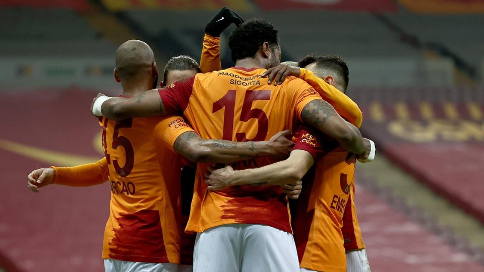 Galatasaray derbi kazanmakta zorlanıyor