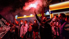 Beşiktaşlı taraftarlar şampiyonluğu Vodafone Park'ın çevresinde kutladı