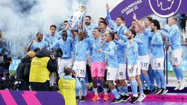 Manchester City kupasını kaldırdı