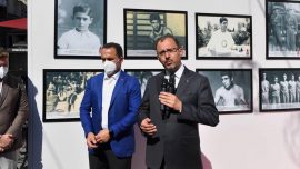 Bakan Kasapoğlu, Garbis Zakaryan'ın anısına açılan sergiyi gezdi