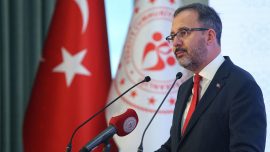 Bakan Kasapoğlu'ndan milli güreşçilere tebrik