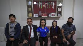 Bakan Kasapoğlu'ndan paralimpik milli yüzücü Sevilay Öztürk'e ziyaret