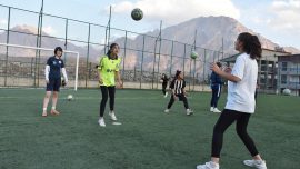Hakkari'de kız çocukları futbola yönelmeye başladı