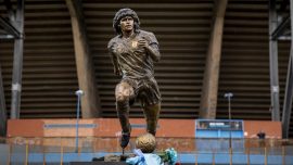 Maradona'nın heykeli Napoli'de dikildi