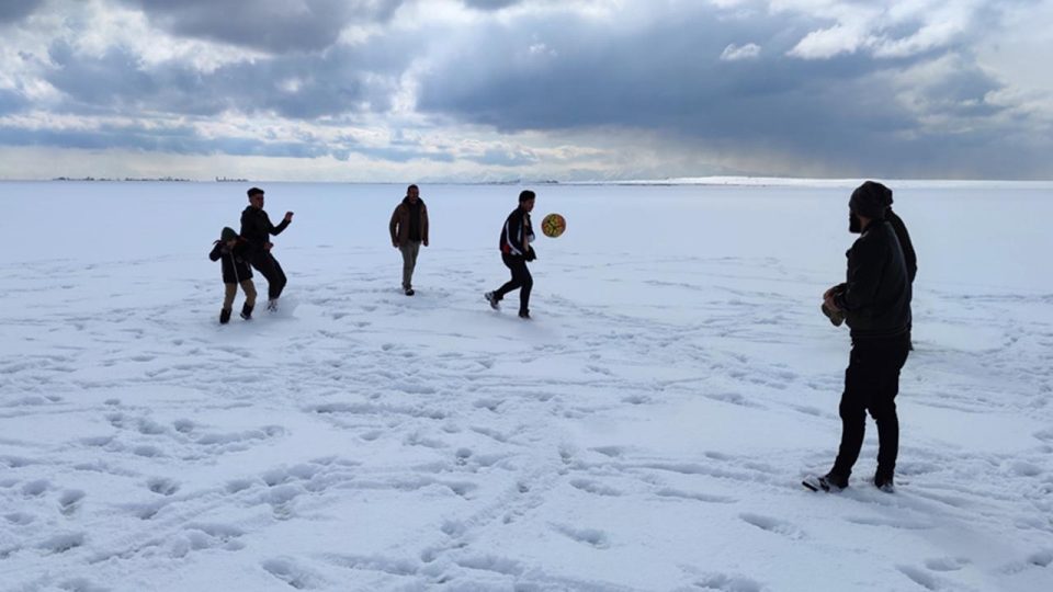 Bitlis’te donan gölde futbol keyfi