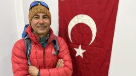 Amatör dağcı Fehmi Efe Davraz'a Türk bayrağını dikti