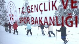 Yurtlardaki üniversitelilere Uludağ'da temel kayak eğitimi verildi