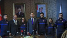 Bakan Kasapoğlu milli kayakçılarla bir araya geldi