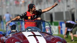 Sainz iki yıl daha Ferrari'de