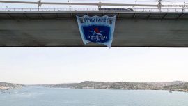Anadolu Efes'in bayrağı boğaz köprülerine asıldı