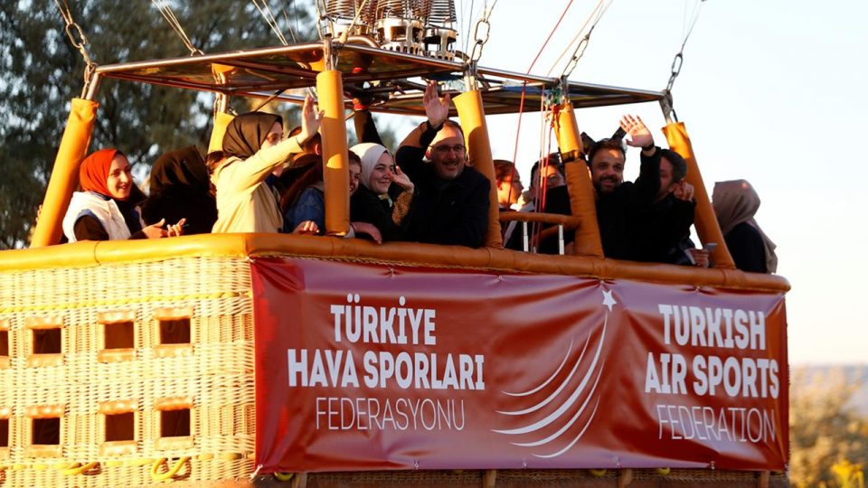 Bakan Kasapoğlu gençlerle balon turu yaptı