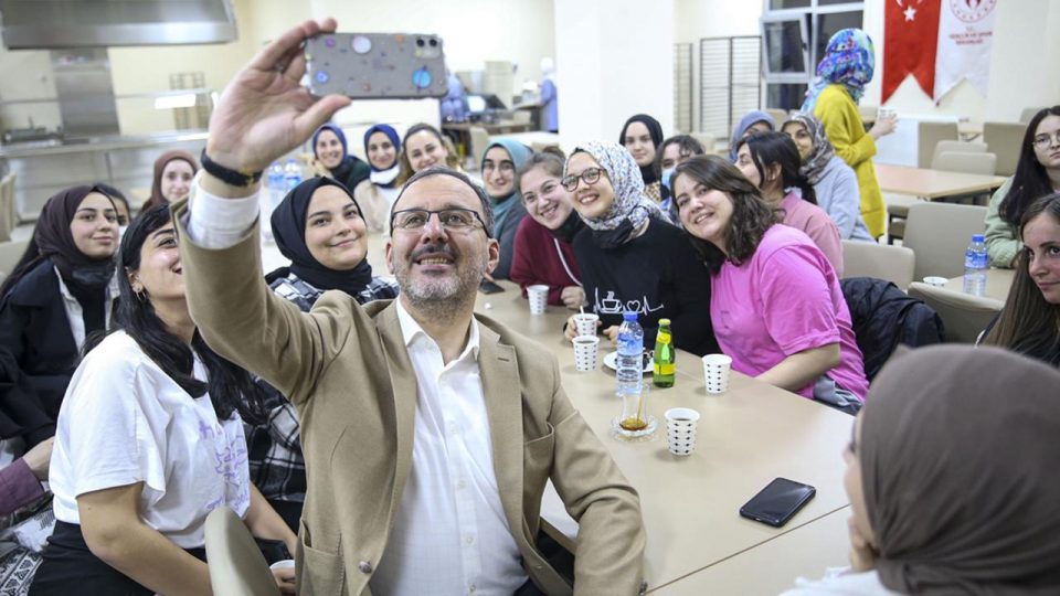 Bakan Kasapoğlu’ndan öğrenci yurduna sürpriz ziyaret