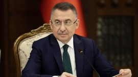 Fuat Oktay milli boksör Ayşe Çağırır'ı tebrik etti