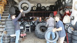 Güreş tutkunu oto lastikçi çırakları spora kazandırıyor
