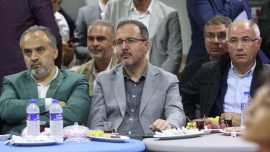 Bakan Kasapoğlu, derbi maçını İznik'te vatandaşlarla izledi
