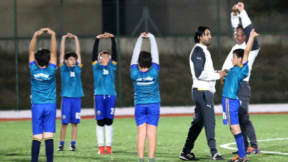 Sivasspor’un eski kaptanı Hayrettin yeni yetenekleri futbola kazandırıyor