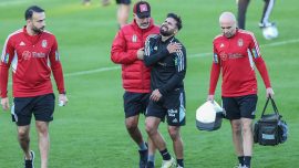 Beşiktaş'ta Oğuzhan Akgün omzundan sakatlandı