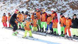 Erzurum'da çocuklar kayakla tanışıyor