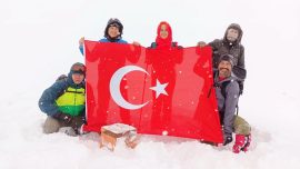 Vanlı dağcılar Sarıkamış şehitleri için Kevenli Dağı'na tırmandı