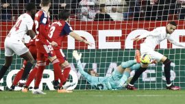 Fenerbahçe'nin Avrupa'daki rakibi Sevilla evinde yenildi