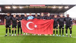 Hull City'den Türk bayraklı saygı duruşu
