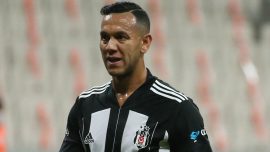 Josef de Souza depremzede Arda'ya formasını götürdü