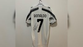 Ronaldo'nun imzalı forması Türkiye'deki depremzedeler için açık artırmada