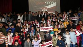 Sivasspor'da Rıza Çalımbay ve futbolcular depremzede çocuklarla buluştu