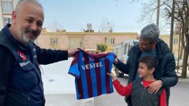 Çizdiği resimle Trabzonspor'un dikkatini çeken depremzede çocuğa, Bakasetas'tan imzalı forma