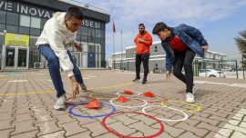 Hayatı mücadelelerle dolu öğretmen öğrencilerine "pes etmemeyi" öğretiyor