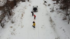 Munzur'da araçlarına bağladıkları halatla snowboard yaptılar
