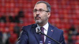 Bakan Kasapoğlu, Süper Lig'e yükselmeyi garantileyen Samsunspor'u tebrik etti