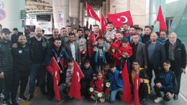 Serbest Güreş Milli Takımı Ankara'da çiçeklerle karşılandı