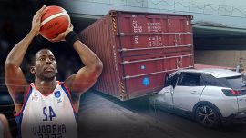 Tırın taşıdığı konteyner ABD'li basketbolcunun üzerine devrildi