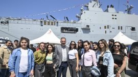 Bakan Kasapoğlu İzmir'e demirleyen TCG Anadolu'yu ziyaret etti