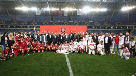 Depremzede çocuklar için "TFF Omuz Omuza Gösteri Maçı" yapıldı
