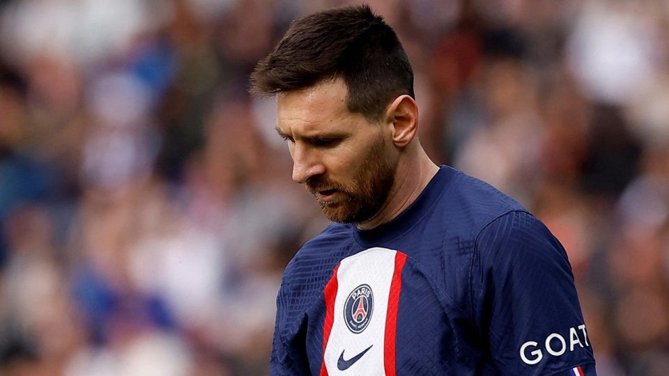 Kadro dışı bırakılan Messi takım arkadaşlarından özür diledi