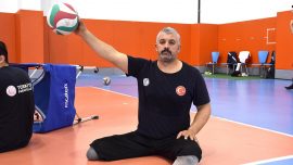 Terör gazisi Mehmet Orçan Oturarak Voleybol Milli Takımı'nın başarısı için ter döküyor