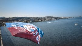 Kadın Futbol Süper Ligi şampiyon ABB FOMGET'in bayrağı Boğaz'daki köprülere asıldı