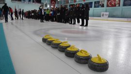 Kars'ta curling heyecanı yaşanıyor
