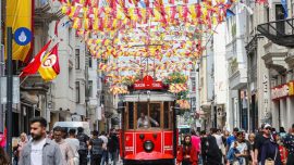 Şampiyon Galatasaray'ın bayrakları İstiklal Caddesi'ne asıldı